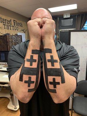 aka Five Fold Cross, symbolism are the five wounds of Christ, the four apostles, or Christ and the four corners of the world.