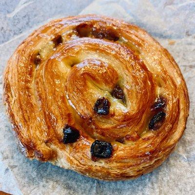 Pain aux raisin Instagram: @angelaisafoodie