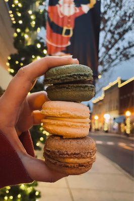 mint chocolate, white chocolate cranberry, and gingersnap macarons!! it's so christmasy i'm gonna die!!