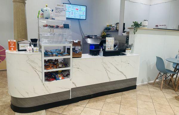 Our bar area offers bubble teas, smoothies, shaved ice creams, and snacks!