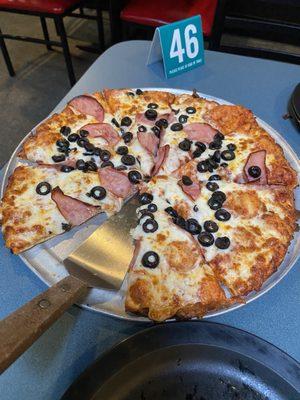 Medium pizza with ham, olives and, extra cheese. Round Table knows how to make a pizza!