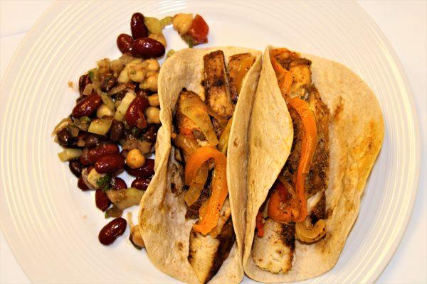 Smooth & Savory's Grilled Chicken Fajita Taco w Cold-Bean Salad | 59g Protein / 469 Calories / 17g Net Carbs / 3g Fat / 3.5g Sugar