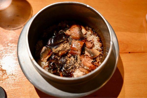 Fresh eel with rice in a kettle