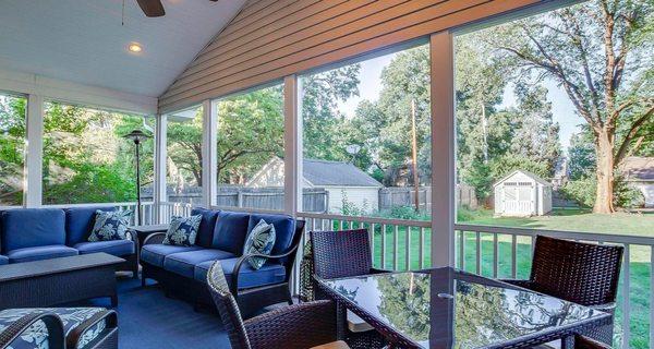 Sun room after being cleaned