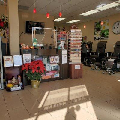 Over to the right is where you sit and relax in the massage chair and soak your feet for the pedicure..great setup!