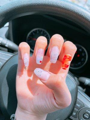 Go to Pink&White Nalis, you'll have beautiful nalis. They did professional. Thank you Mrs. Diane and Pink&White Nails.