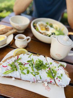 Ricotta and snap peas tartine