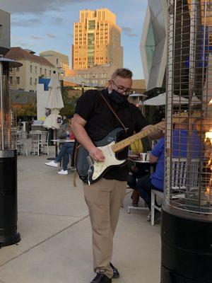 Amazing guitarist made the live concert really come to life