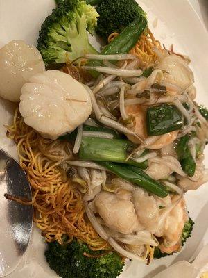 Seafood pan fried noodles