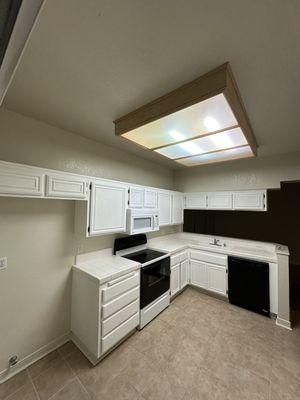 Repainting kitchen cabinets in white