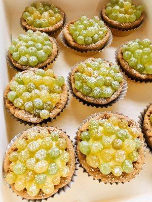 Vanilla cream and grape tartlets