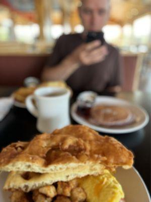 Smażony chleb Navajo, omlet z boczkiem i pieczone ziemniaki.