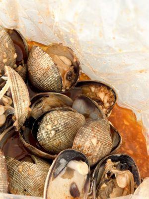 Clams w/ Shackie Sauce ($15.99/lb) - 3/5 stars