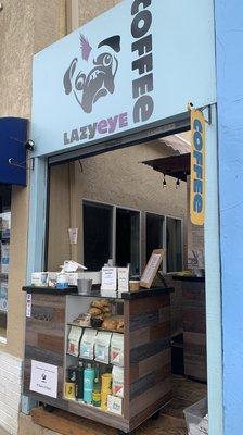 Small coffee stand between 2 buildings. Very clever idea to use the small space!