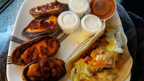 Loaded potato skins & a chicken taco, both appetizers. Very pleasing.