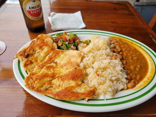 Pechuga de pollo con arroz y habichuelas