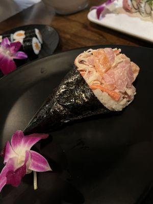 Salmon handroll