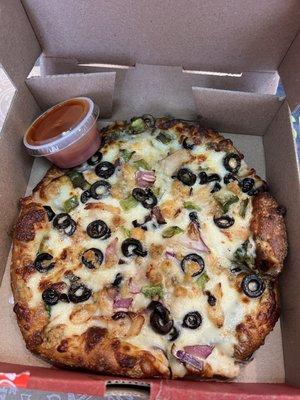 (Well-done) sm: Alfredo sauce, mozzarella, chicken, Gorgonzola, fresh spinach, green peppers, red onion, black olives (hot sauce on side)