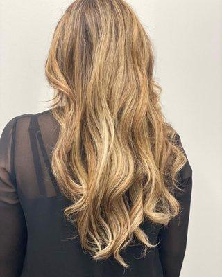 I had the pleasure of meeting Bereshna today. Bereshna has been trying to achieve a lighter blonde with cooler brunette base.