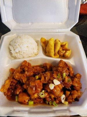 General Tso's Chicken. Huge portion! Comes with rice (steamed or fried) and two Crab Rangoon with dinner portion.