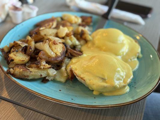 Traditional eggs Benedict