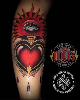 Sacred heart by the one and only Mr. Bence @stayweirdtattoo ... what you guys think about this amazing piece?? #sacredheart @sacredhearttatt