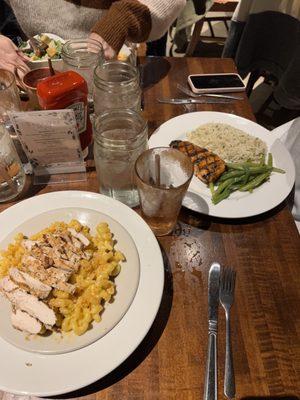 Mac n Cheese and Salmon with drinks