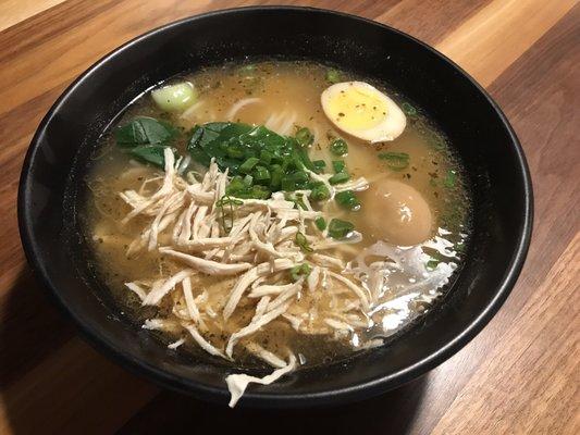 Delicious noodles with shredded chicken