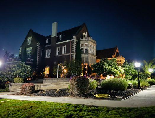 Kohl mansion at night