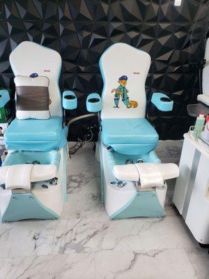 They got kid pedi chairs! So cute!