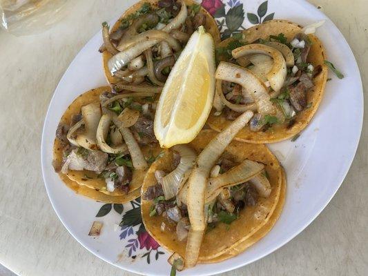 Tacos con cebolla azada