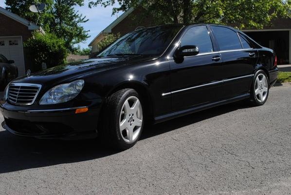 Mercedes S430 received a two step paint correction, followed by a one year paint sealant. Look at how deep that black paint is!