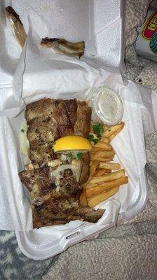 Pork ribs with fries