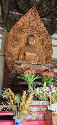 Buddha, gong and temple on tour