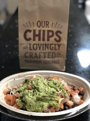 Carnitas Taco Bowl / Chips