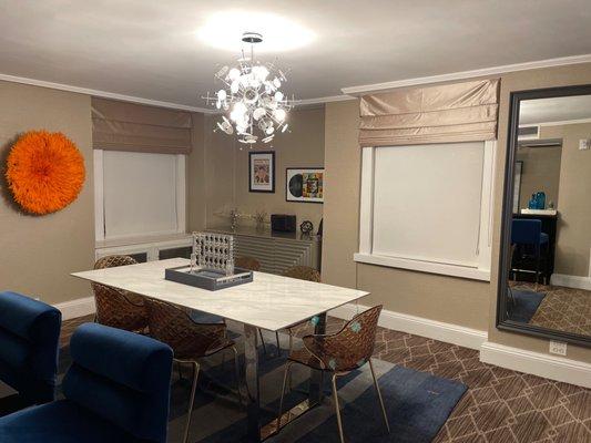 Lexington Hotel - Dining area in the Arthur Godfrey Suite