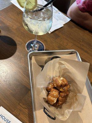 Pretzel bites Hugo spritz