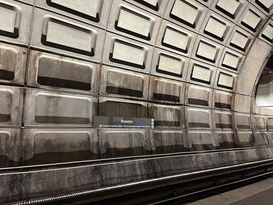 WMATA says they're making a "deep cleaning" but yet the walls look like something out of a horror movie!! , lol....