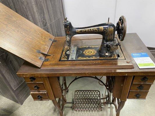 Just love this old sewing machine. Wonder if this could be restored to working order.