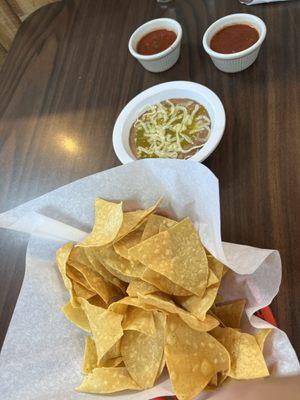 Table house chips, beans and salsa