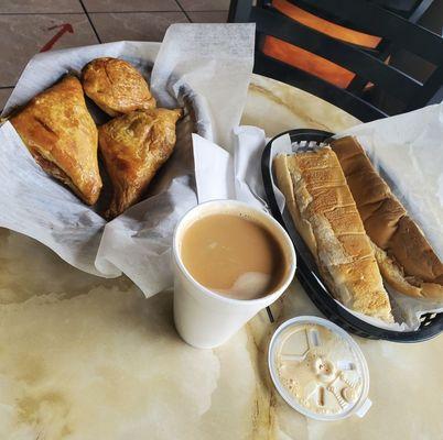 Pastelito de Carne. Pastelito de Guayaba y Queso. Tostada. Cafe con Leche.