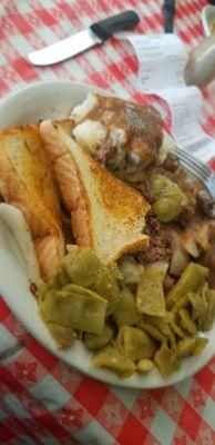 Smothered hamburger steak with a side of mash p. with green beans with Tx Toast exactly how to would picture a southern grand mother's dish