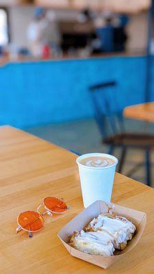 Gluten-free Cinnamon roll & Flat white