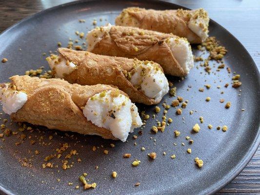 Cannoli dessert