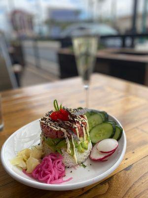 Poke bowl and Prosecco