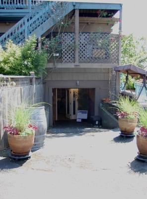 New entrance to MY Personal Framer.  'round back and down under the former Newberg Gallery (now the Chamber of Commerce)