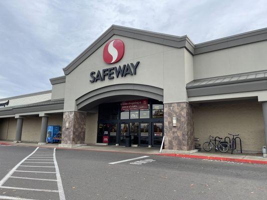 Outside view of Safeway in Lebanon, Oregon.