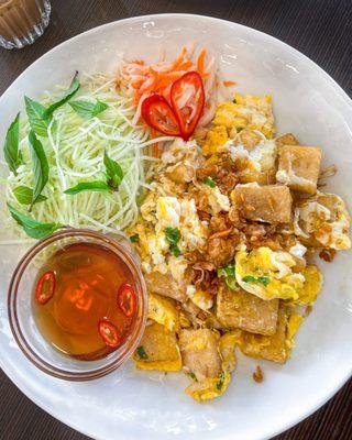 Rice cake with eggs and papaya salad