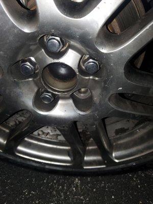 Broken wheel stud that tire kingdom did to my car n didn't tell me