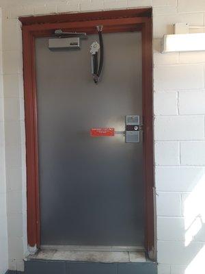 Roof door with fire alarm installation